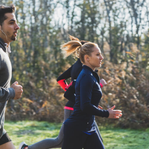 Odzież do biegania: Kluczowe elementy, porady i najnowsze trendy dla biegaczy