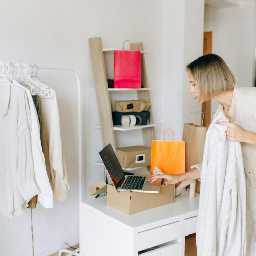 Sprzedaż ubrań przez Vinted – czy to się opłaca?