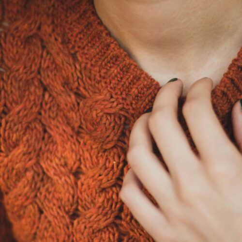 Jak sprawić, aby twój sweter z owczej wełny nie gryzł? Sprawdzone metody i porady