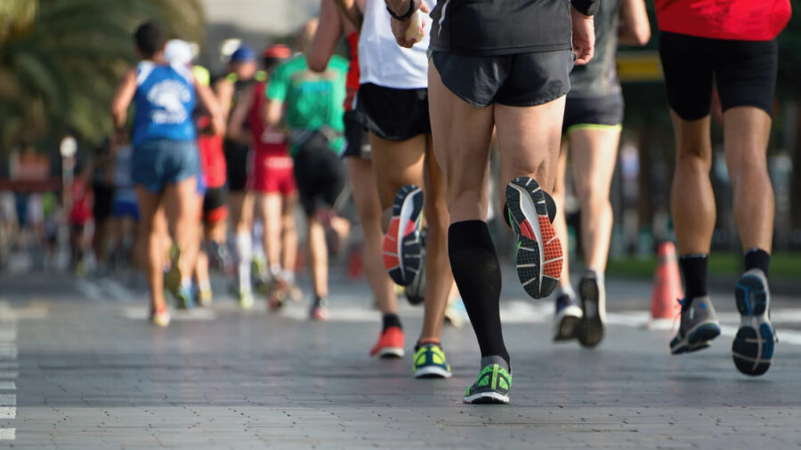 Nawodnienie podczas triathlonu: Ile wody i elektrolitów potrzebujesz na każdym etapie zawodów?
